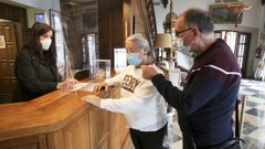 Maria Jos� y Celso, este lunes al mediod�a en el Parador de Turismo, donde se alojaron durante el puente