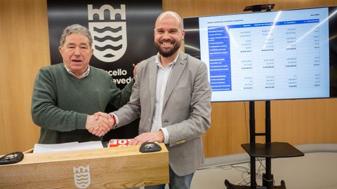 El alcalde de Pontevedra, Miguel Anxo Fern�ndez Lores (BNG) e Iv�n Puentes (PSOE), formalizaron esta semana el acuerdo para aprobar el presupuesto municipal