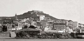 Aspecto de la ciudad a finales del siglo XIX, con un tramo de muralla.