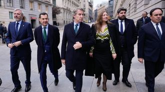 El lder del Partido Popular, Alberto Nez Feijo (C), acompaado por los presidentes autonmicos de Aragn, Jorge Azcn (i); Andaluca, Juanma Moreno (2i), Murcia, Fernando Lpez-Miras (2d), y Valencia, Juanfran Prez Llorca (d), y por la portavoz del PP en el Congreso, Ester Muoz (3d), a su llegada al acto institucional por el Da de la Constitucin, este sbado, en Madrid.