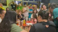 Los clientes de Casa Pajueleira le dedican una canci�n en la despedida de una de las tabernas hist�ricas de Conxo