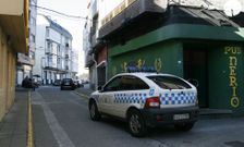 Una patrulla de la Polic�a Local, ayer por la tarde, en la zona de la movida de Cee. 