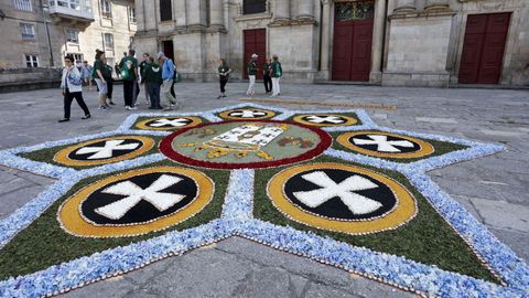 Viñeron de Ponteareas a facer a alfombra floral