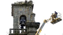 Un rayo destrozada la c�pula del campanario de Reboreda