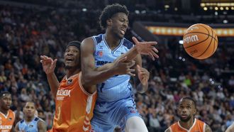 El jugador de Rio Breogan, Keandre Cook pelea por bal�n con el jugador de Valencia Basket Kameron Taylor
