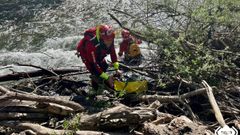 Bomberos durante el operativo de rescate y localizaci�n del cuerpo