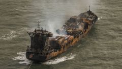 El Solong este martes, completamente achicharrado tras la colisi�n con el Stena Inmaculate