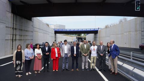 El presidente del Principado de Asturias, Adrin Barbn (5d), asiste al acto de puesta en servicio del desdoblamiento de la calzada de la AS-17 (Avils-Riao) entre Bobes y San Miguel de la Barreda, este sbado