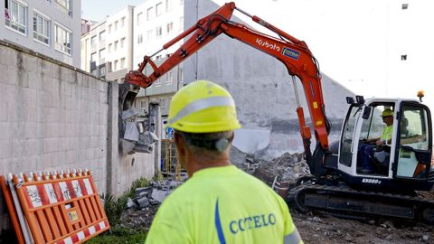 Obreros�trabajando en el derribo del muro del Observatorio.