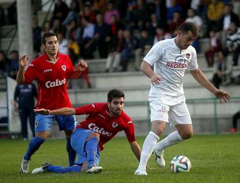 Rub�n deja atr�s a dos jugadores del Berganti�os en una jugada de la segunda parte. 
