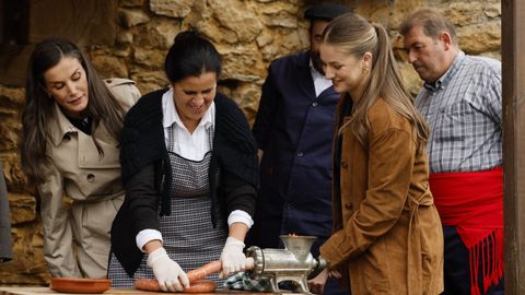 La reina Letizia y la princesa de Asturias conversan con los habitantes de Valdesoto, en el concejo de Siero, este s�bado, donde la heredera de la Corona entregar� el Premio al Pueblo Ejemplar con el que fue reconocida esta parroquia tras presentar su candidatura durante 21 ediciones