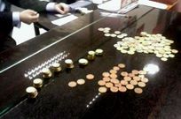 La pr�ctica del banco de no contar monedas sueltas gener� un inusitado problema en la oficina de la entidad en Vilagarc�a.