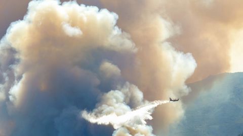 Un hidroavi�n act�a en Villanueva de Viver, en la provincia de Castell�n, durante el incendio que sigue activo desde el pasado jueves