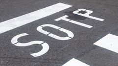 Un curioso error genera comentarios y risas entre los burelenses. Uno de los stops pintados en la carretera junto a las casas baratas de Burela fue repintado, pero con un peque�o fallo, al intercalar el orden de las letras  t  y  o . La se�al horizontal que debe hacer parar a los veh�culos no pone  stop , sino  SOTP . El error fue corregido al largo del d�a y la indicaci�n ya es correcta