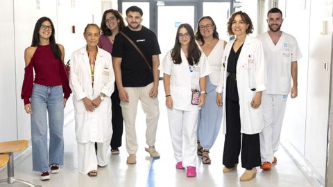 De izquierda a derecha: Anabel S�nchez, Carmen Otero, directora del Virxe da Xunqueira, Lola Pallares, Fernando S�nchez, Irene V�lez, Minerva Raya, Mar�a Lema, subdirectora de Enfermer�a, y Daniel Caballero, en el centro hospitalario ceense.
