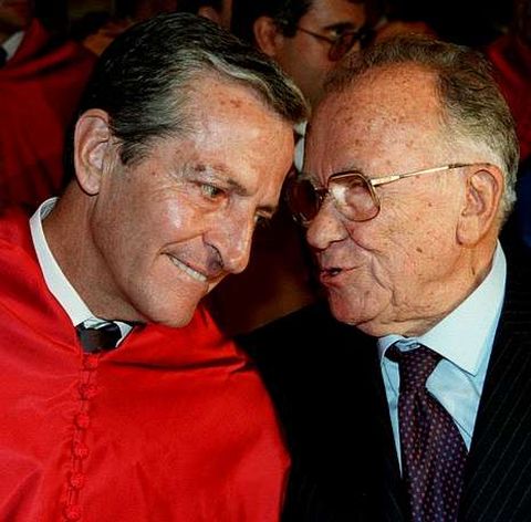 Una de las decisiones claves de Su�rez fue la legalizaci�n del Partido Comunista durante la Semana Santa de 1977. En la foto, charla con Carrillo en un acto acad�mico celebrado en Madrid en 1998.