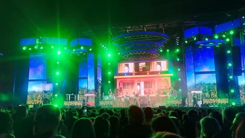 Recreaci�n a cargo de la orquesta Panorama de la actuaci�n de Bad Bunny en el descanso de la final de la Super Bowl