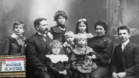 El empresario noruego Magnus Blikstad, con su familia en la imagen En el recuadro, el rótulo de su calle en Gijón