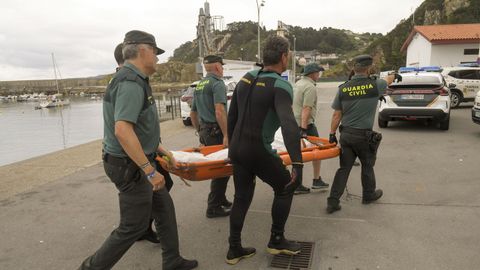 Agentes de la Guardia Cicil trasladan el cadver hallado en un acantilado de Cabo Vidio, zona donde desde ayer se trabaja en la bsqueda del alcalde de Soto del Barco, Jaime Prez