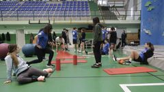 Los opositores realizan ejercicios de calentamientos previos al inicio del entrenamiento que dirige Alejandro de la Fuente.