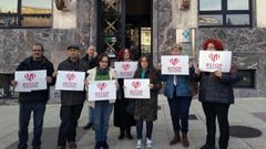 Miembros de la plataforma Stop Listas de Espera, concentrados delante de la sede del Sespa