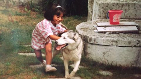 Laura, de nia, con su perro 