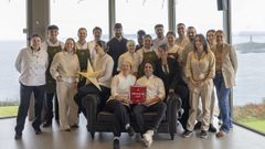 Luis Veira e Iria Espinosa celebraron con su equipo el hecho de llevar 12 años con una estrella Michelin y que la Taberna 5 mares haya sido designada de nuevo como «bib  gourmand»