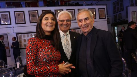 Fernanda Tabars, directora de Voz Audiovisual, acompaada del histrico nacionalista Camilo Nogueira y el presidente de la Real Academia Galega, Vctor Freixanes