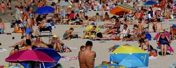 Galicia cuenta con playas maravillosas como la de Porto do Son, en la foto, para los d�as de sol y una amplia oferta de actividades para cuando el tiempo no acompa�e. 