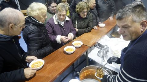 Reparto de raciones gratuitas de callos.