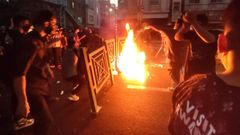 Los manifestantes prenden fuego a una barricada en una calle de Teher�n durante las protestas por la muerte de Mahsa Amini tras ser arrestada por la polic�a de la moral iran� por llevar el velo mal colocado