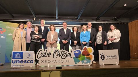 De izquierda a derecha, la concejala de Turismo de Ortigueira, el alcalde de San Sadurnio, la alcaldesa de Moeche, el alcalde de Cedeira, la primera teniente de alcalde de Valdovio, el presidente de la Diputacin, la subdelegada del Gobierno en A Corua, la delegada territorial de la Xunta en Ferrol, el alcalde de Valdovio, la alcaldesa de Cario y la concejala de Turismo de Moeche