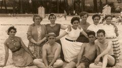 Pandilla de Xuvia y A Mourela en la playa de Cabanas