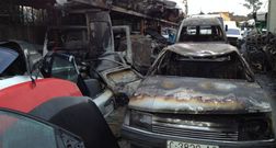 Los bomberos ven extra�o que ardan coches que no tienen motor, bater�as ni combustible. 