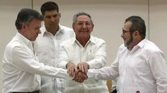 El presidente de Colombia Juan Manuel Santos, el presidente de Cuba Ral Castro y el mximo lder de las FARC, Rodrigo Londoo (d), alias Timochenko, en un apretn de manos histrico.