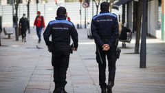 Dos agentes de Polic�a Local por las calles de la capital ourensana