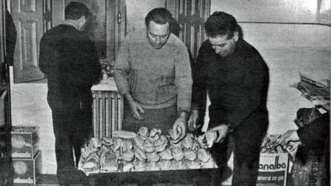 Los jubilados preparan bocadillos durante el encierro reivindicativo en la iglesia de San José de Gijón, en 1971.