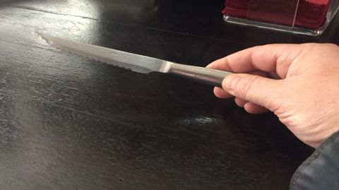 Cuchillo como el que usó el atracador de la tienda de golosinas de Arteixo