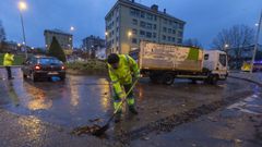 Servicios de limpieza desatascan los sumideros en Fonti�as