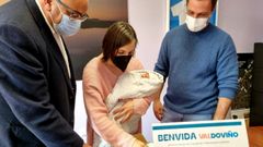 Brais, el primer peque�o que recibe la caja de bienvenida, con sus padres y el alcalde