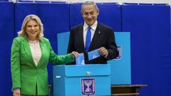 El ex primer ministro israel� Benjam�n Netanyahu junto a su esposa Sara mientras emiten hoy su voto.
