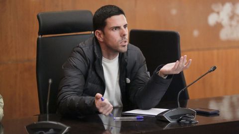 O alcalde da Illa, Luis Arosa, no pleno de decembro no que se debateu sobre as taxasdas vivendas tursticas