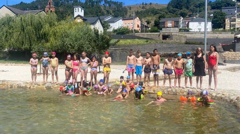 La alcaldesa, Mara del Carmen Gonzlez, con los nios del campamento en las piscinas.