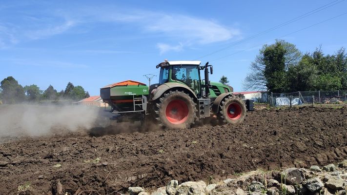 Un tractor trabaja un terreno agr&iacute;cola en Santa Mari&ntilde;a de Maro&ntilde;as, en el concello de Mazaricos