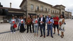 Cargos socialistas de distintos �mbitos participaron ayer en una entrega de d�pticos para informar a los ciudadanos de la gesti�n de Pedro S�nchez.