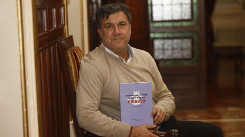 El historiador Emilio Grando, con el libro presentado este martes por el Instituto Jos Cornide