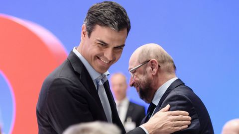 Pedro S�nchez saluda a Martin Schulz