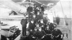 Oficiales del acorazado espa�ol 'Pelayo', junto a uno de sus tremendos ca�ones de 320 mil�metros que no llegaron a intervenir en Cuba