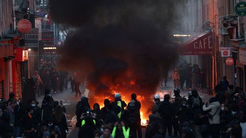 La calle es pasto de las llamas por los disturbios al d�a siguiente de una jornada nacional de manifestaciones contra el coste de vida y los precios del combustible, en Par�s.