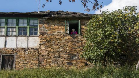 Elvira Prado asomada a la ventana de su vivienda
